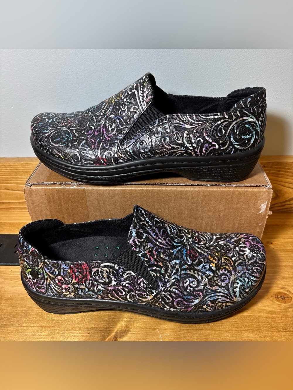 Klogs Footwear Shoe Clogs Moxy Rainbow Tooled Size 9.5 M Slip Resist Non-Marking